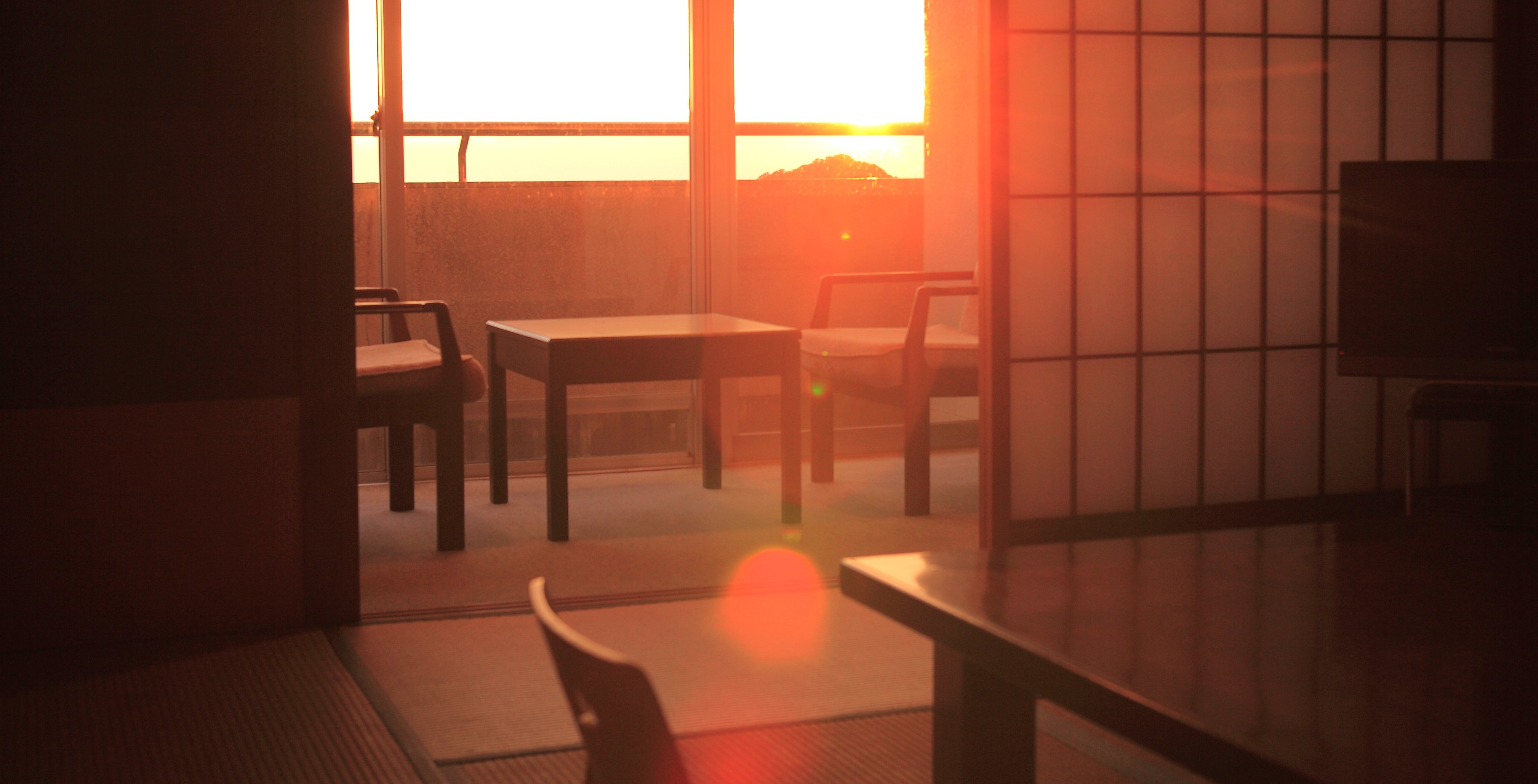 【客室】真っ赤な夕陽が差し込む