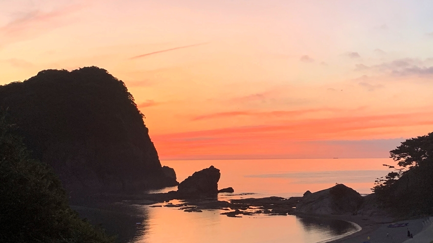 今子浦海岸「夕陽色に染まるカエル島」