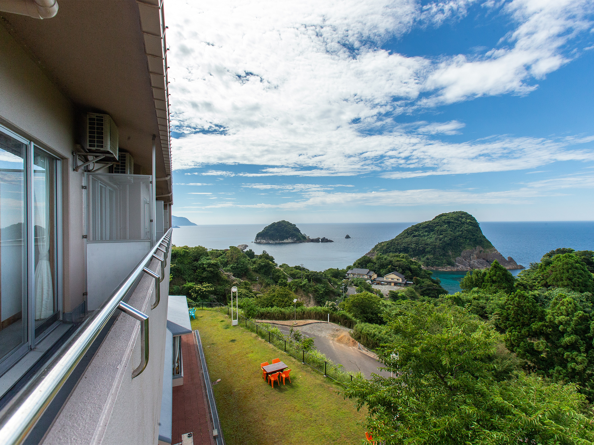 お部屋から見える日本海に浮かぶ白石島と黒島