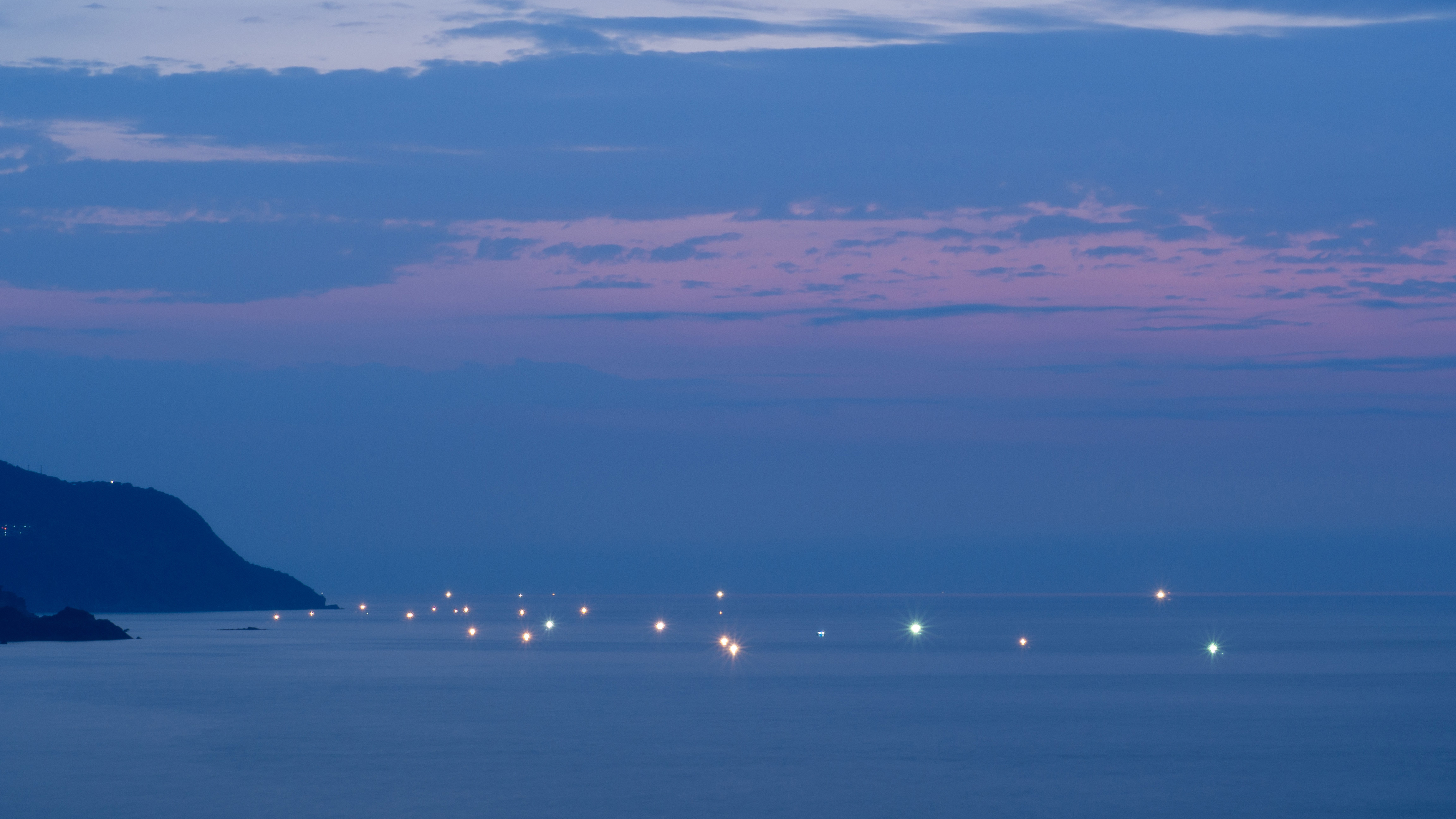 部屋から見える漁火