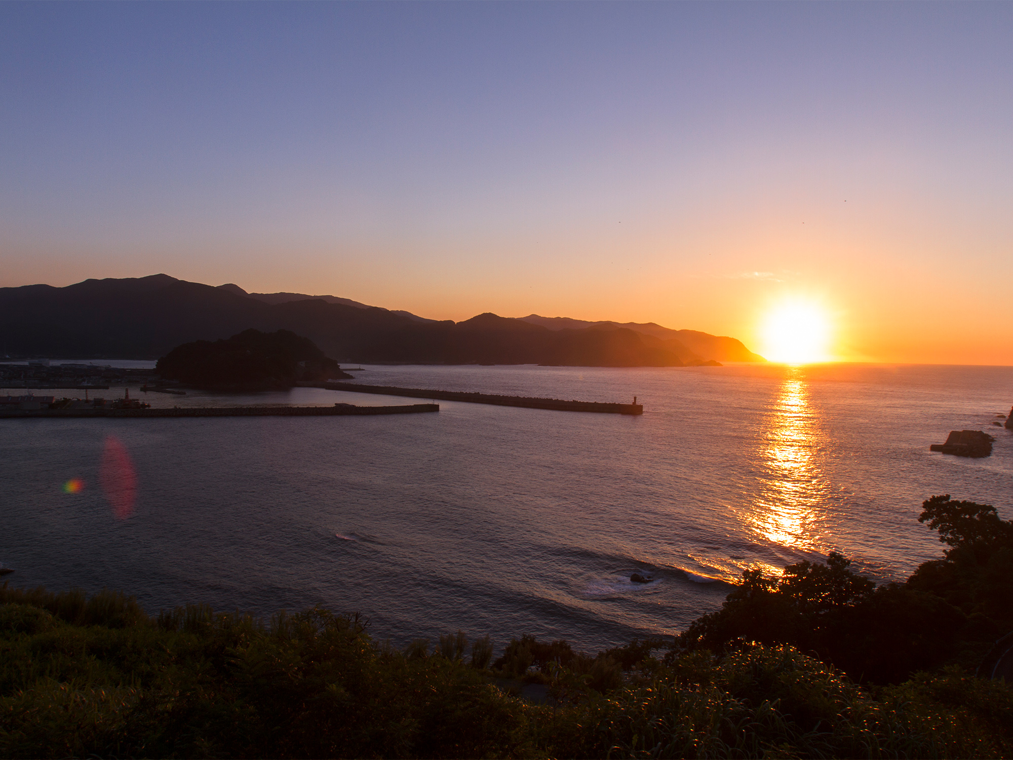 海に沈む夕日と海面に映る夕凪(夕凪の丘から)