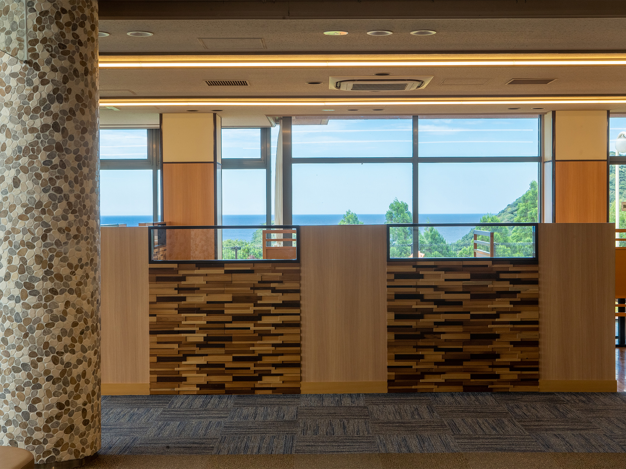 1階ロビーから見たレストランと日本海