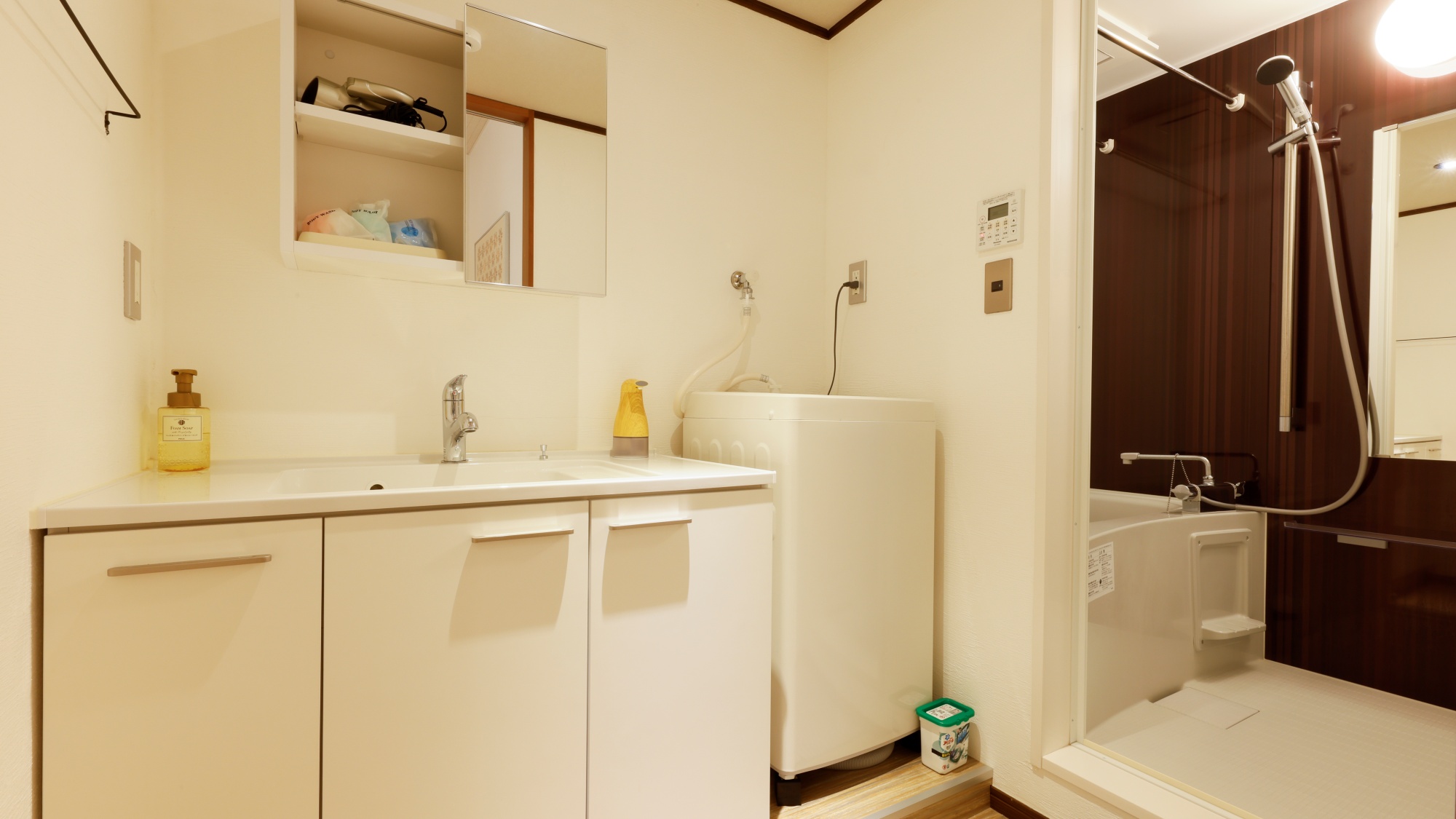 ■1階〈洗面所〉洗濯機を完備しておりますので、長期滞在に便利です