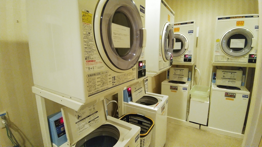 長期滞在に便利はランドリー・乾燥機は各4台・24時間使えます。