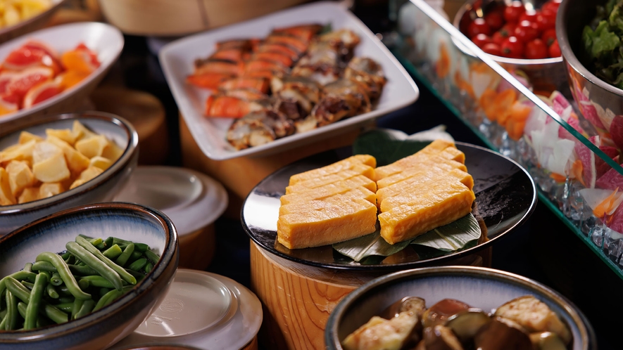 【朝食】和食・洋食・サラダ、新鮮な道産の海鮮など地元ならではの料理をご用意。