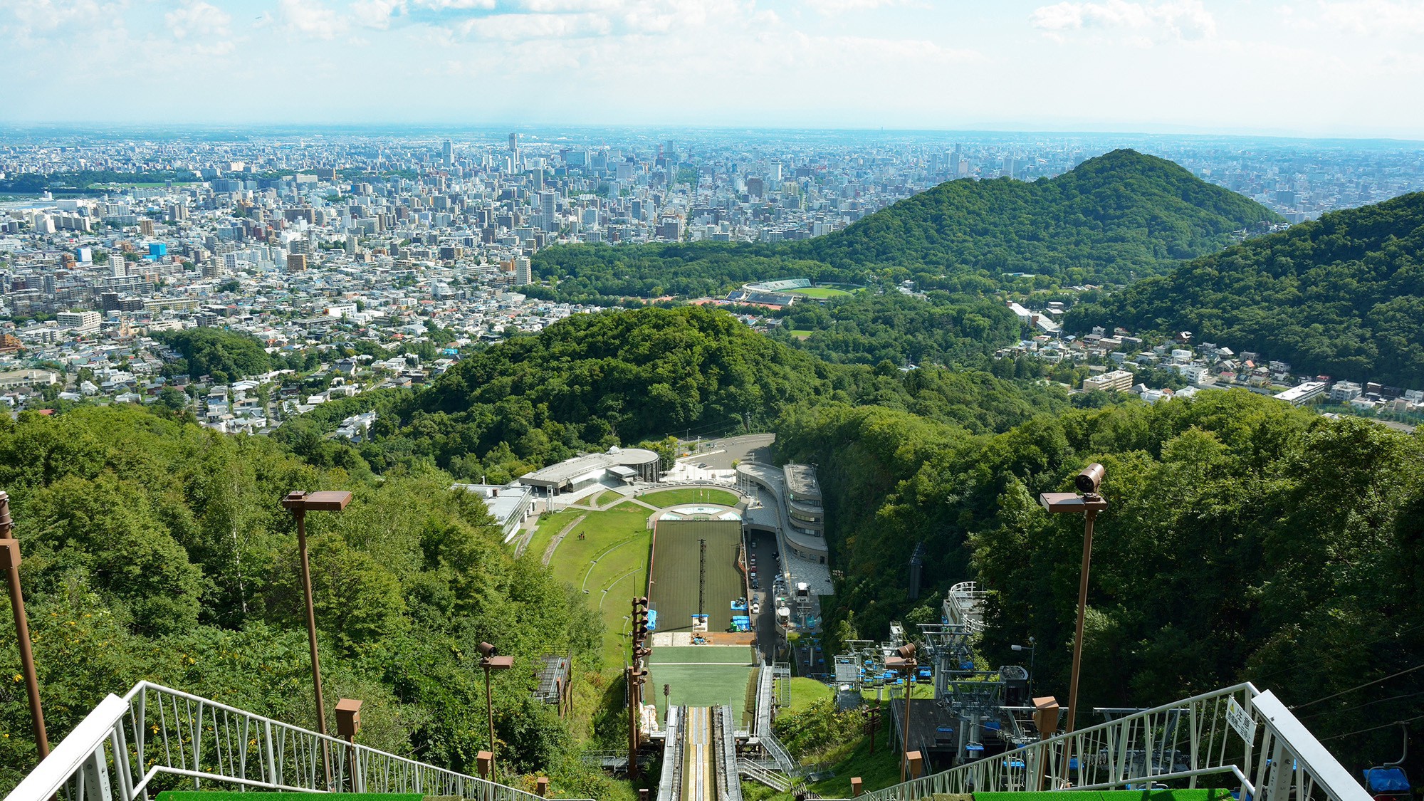 【大倉山展望台】＜車で約20分＞札幌ドームや北海道大学など市内に点在するランドマークを一望できます