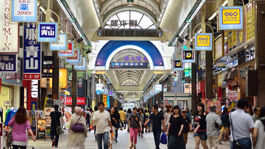【狸小路商店街】＜徒歩約2分＞北海道最古かつ最大規模の商店街。ロングアーケードも特徴的