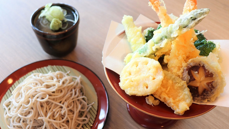 【実乃里&カフェ】＜2F＞ランチ　旬の食材を天ぷらにした天ざるそば