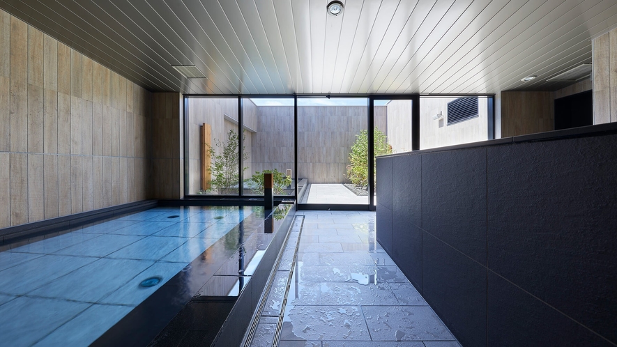 【天空露天風呂】＜13F＞一面ガラス張りの開放的な大浴場。日々の疲れを癒すリラックス空間