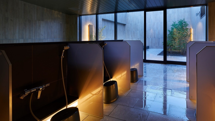 【天空露天風呂】＜13F＞一面ガラス張りの開放的な大浴場。日々の疲れを癒すリラックス空間