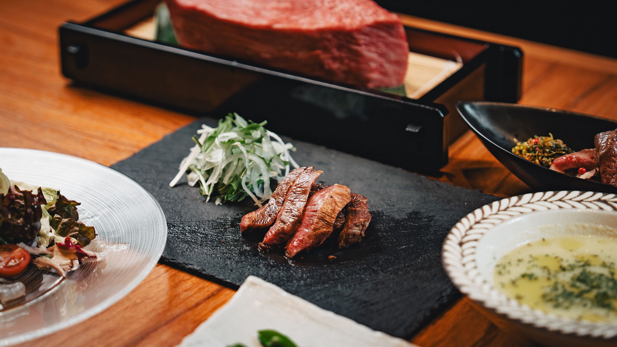 『霜降肉と赤身肉のステーキコース』A5黒毛和牛食べ放題ディナーがお得に☆2食付