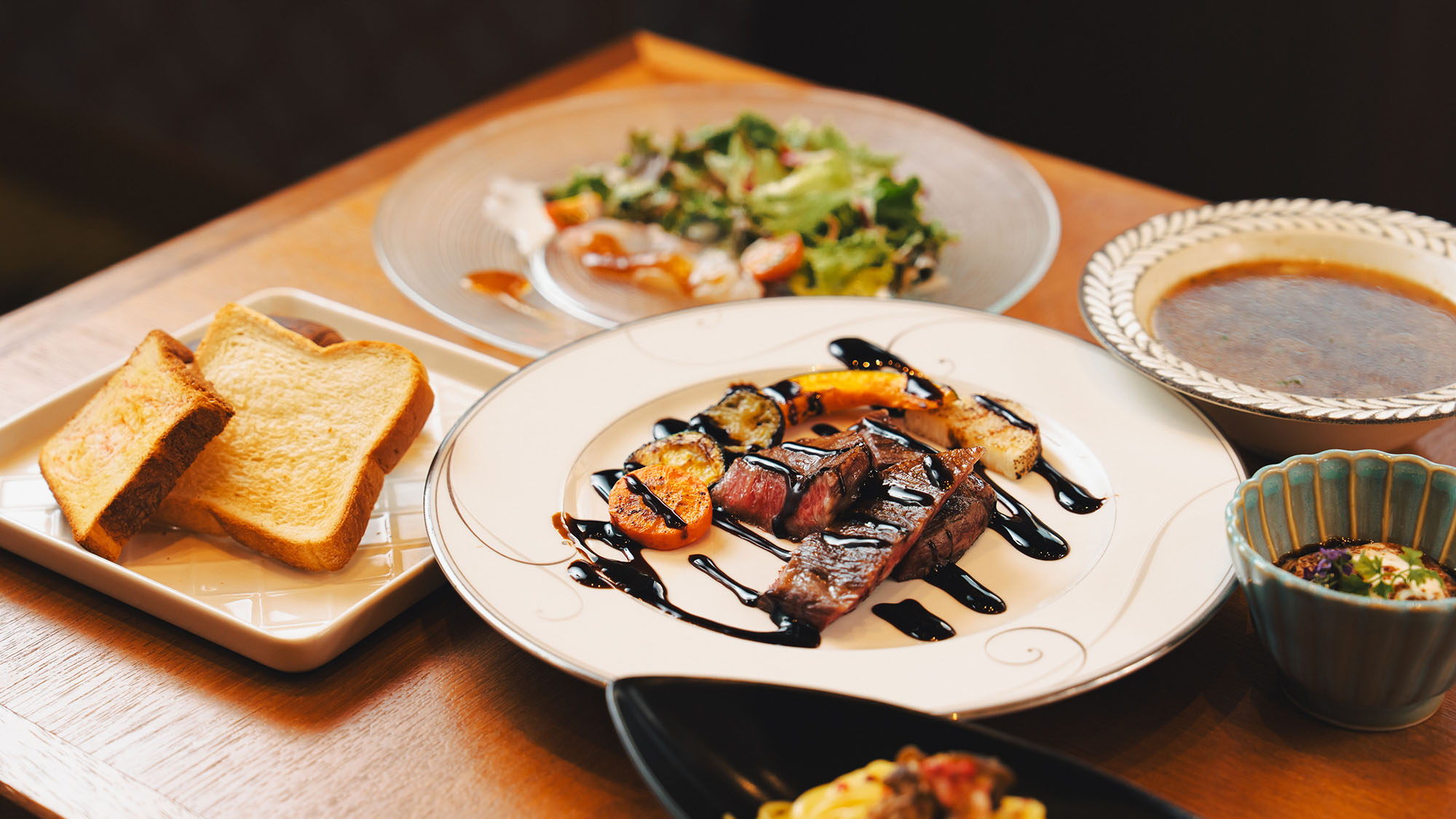 【ランチ】大好評のA5黒毛和牛を使用したメニューや、こだわりのお蕎麦、ボリューム満点の丼ぶりをご用意