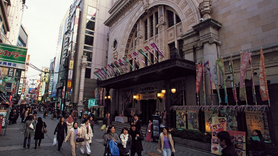 【松竹座】＜徒歩約19分＞歌舞伎や歌劇、松竹新喜劇まで、幅広いジャンルの興行をおこなっている劇場。