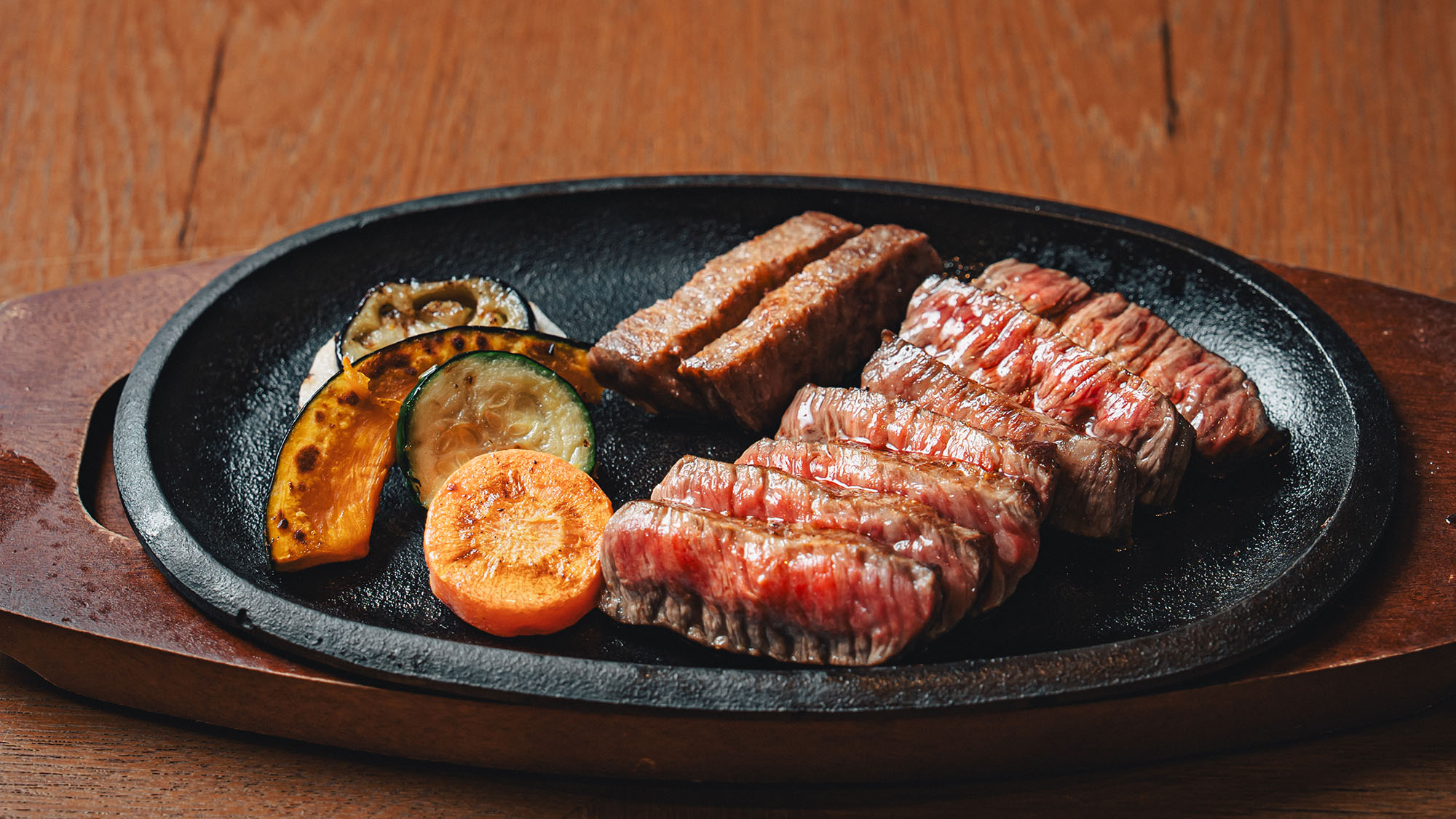 【ランチ】大好評のA5黒毛和牛を使用したメニューや、こだわりのお蕎麦、ボリューム満点の丼ぶりをご用意
