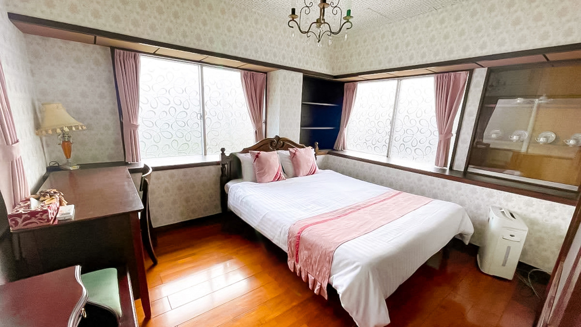 ・寝室：クイーンサイズのベッド1台を設置。2方向に窓がある明るいお部屋です