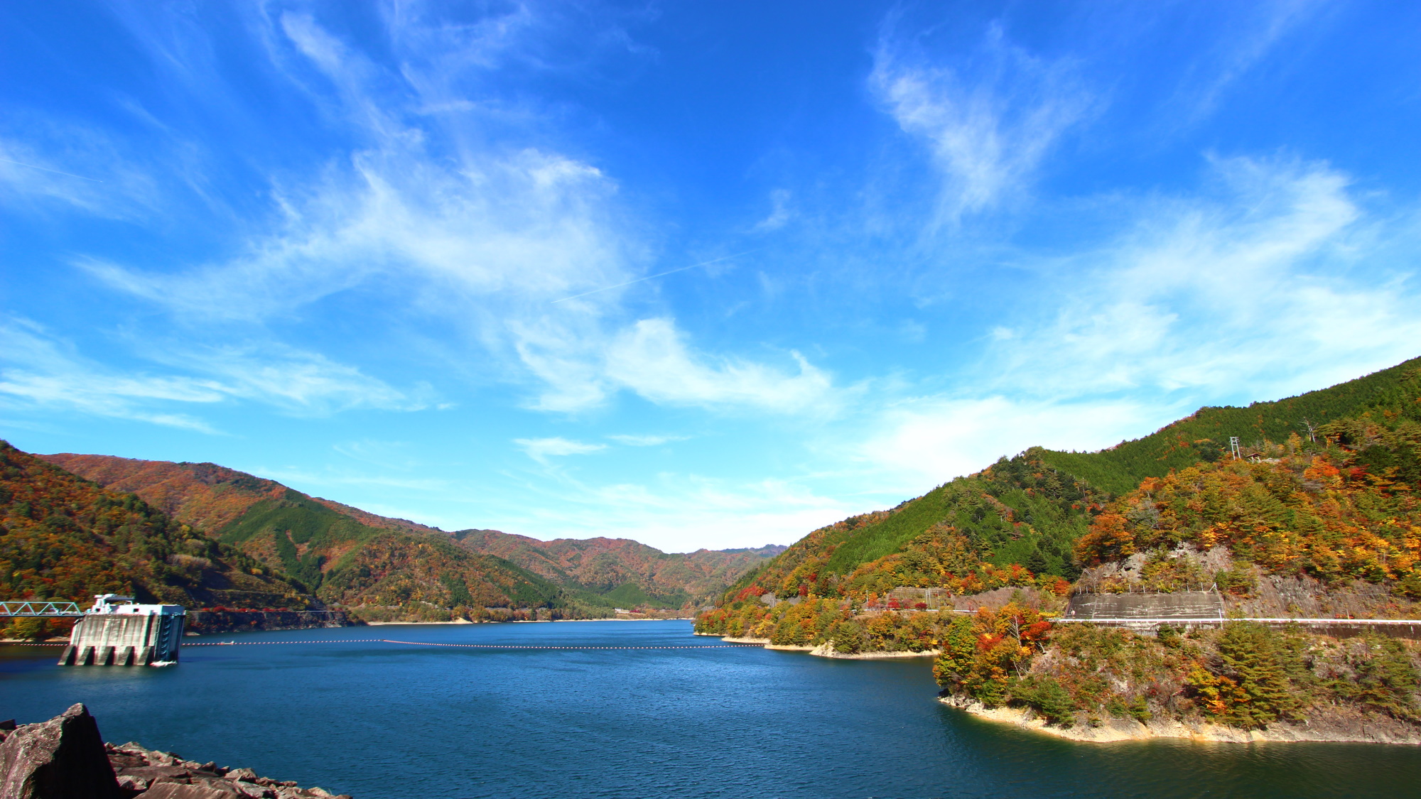 【東仙峡金山湖】湖畔には遊歩道があり四季折々の景色を楽しむことが出来ます。（当館より車で40分）