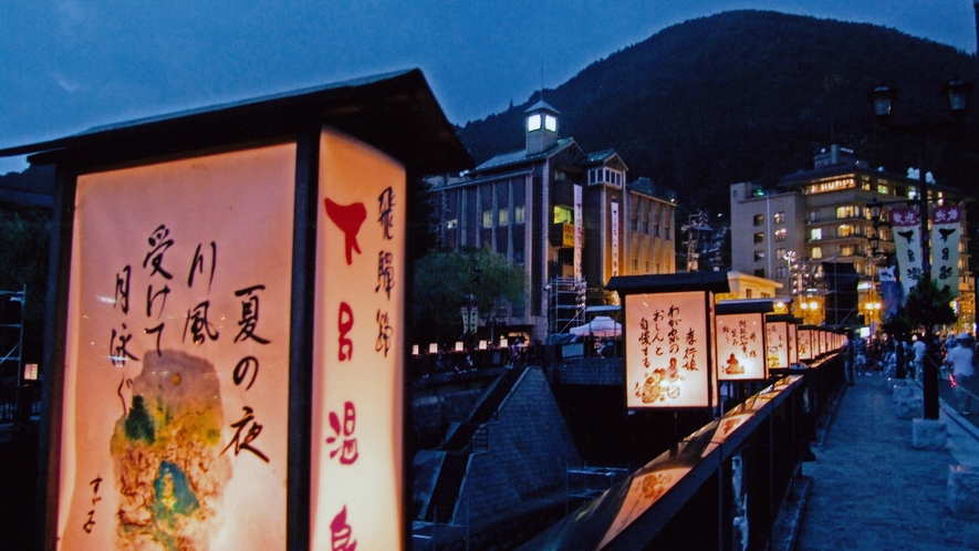 【下呂温泉街】夏に岐阜発祥「狂俳行燈」が並び、昼夜どちらも楽しめます♪