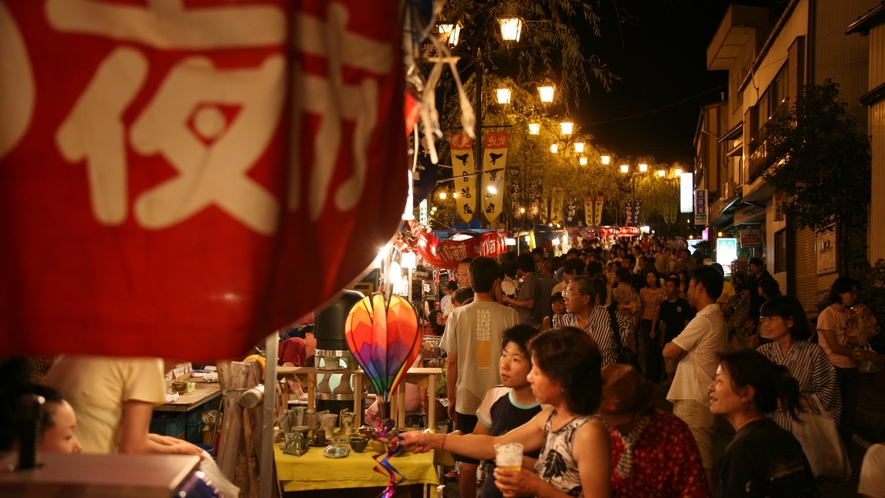 【いでゆ夜市】下呂温泉街にて毎年7月中旬～8月下旬の土曜に開催。様々な催し物が楽しめます。