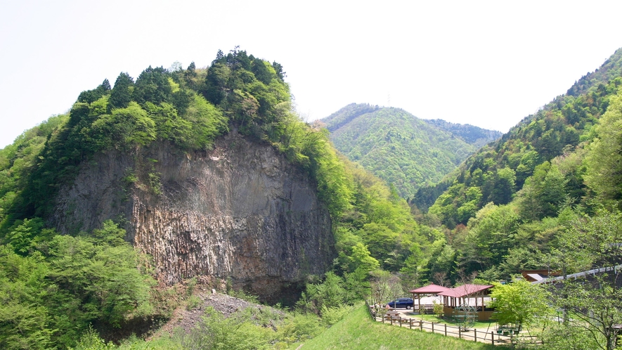 【巌立峡】5千年以上前に形成された日本一の溶岩流の断面。（当館より車で40分）
