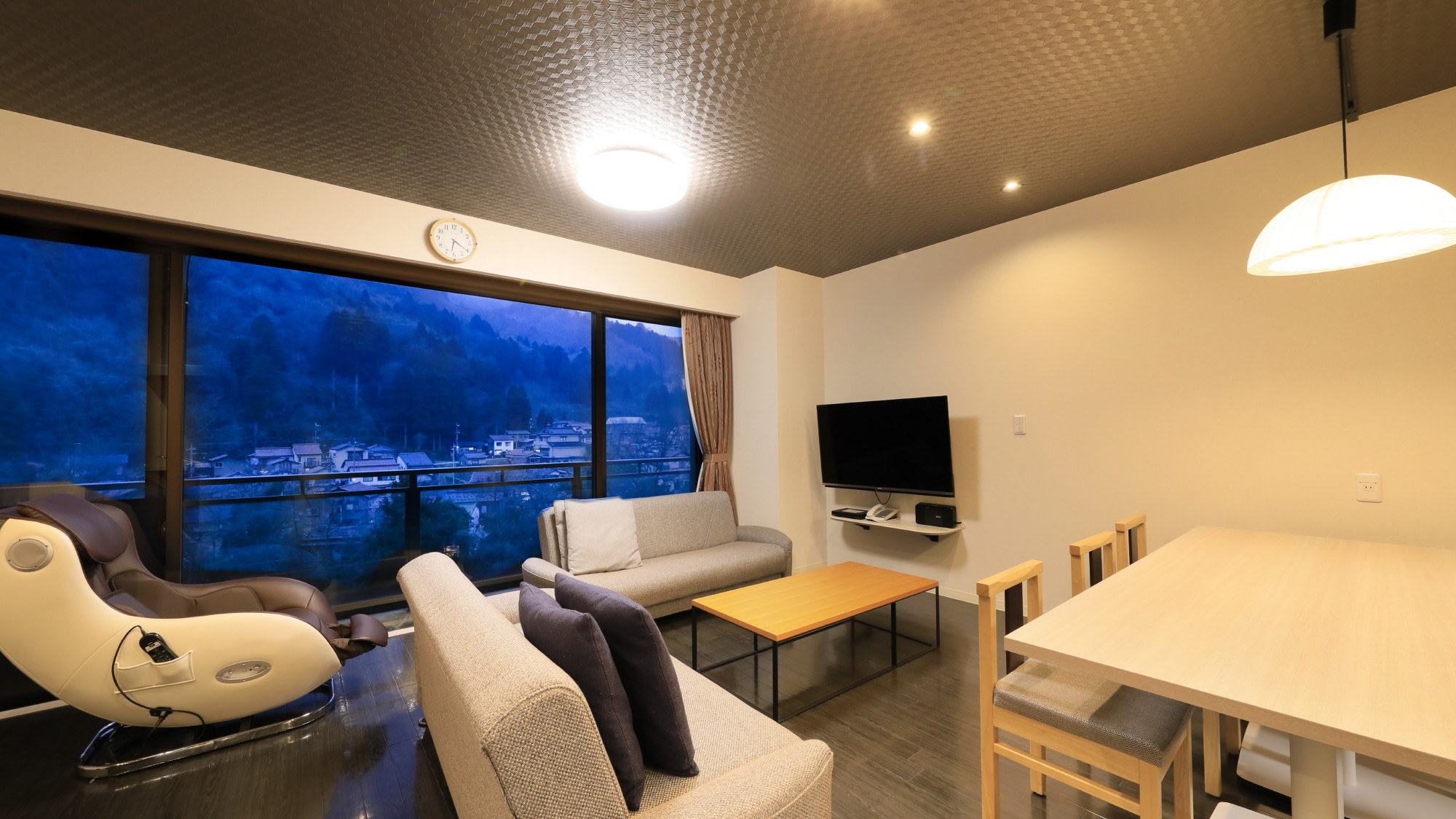 【デラックスルーム一例】夜は落ち着いた雰囲気となります。