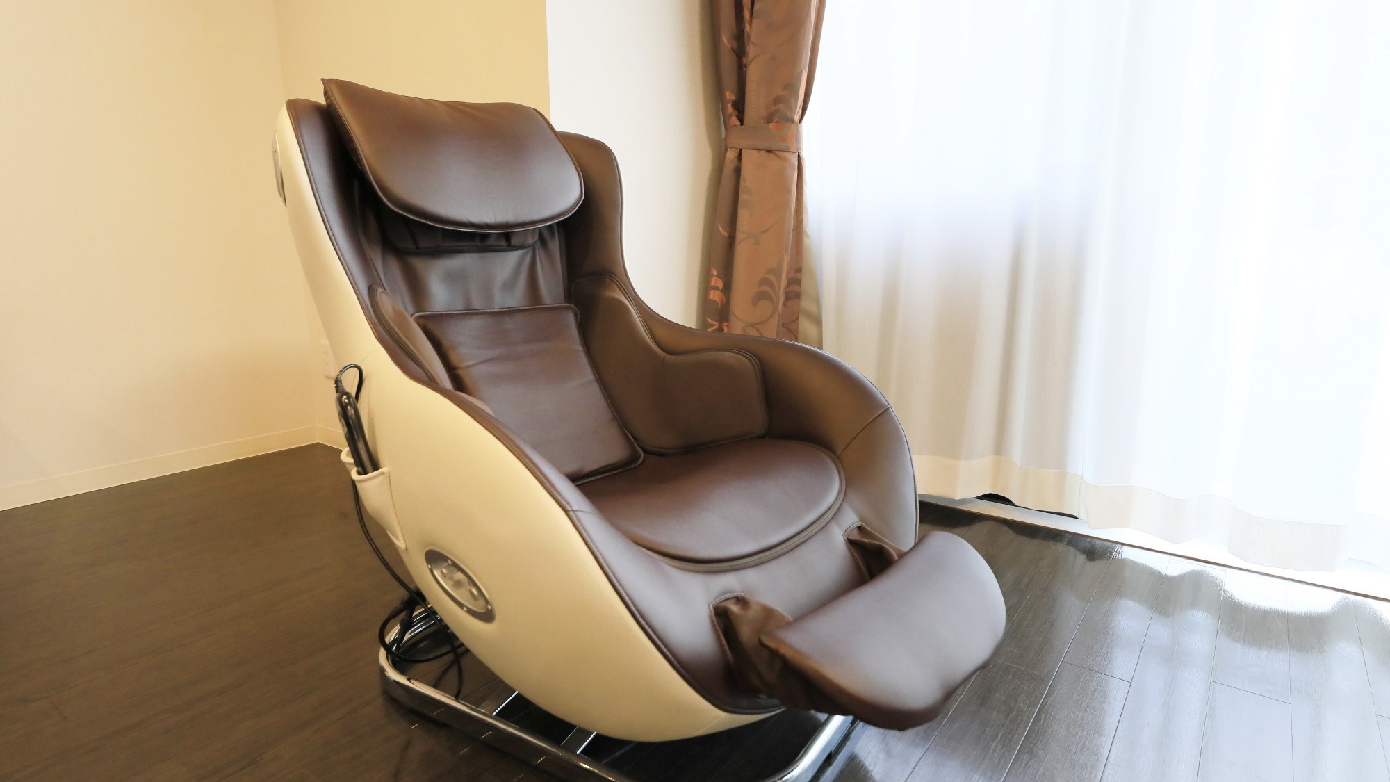 【客室備品】グランドルーム・デラックスルームにはマッサージチェアを備え付けております。