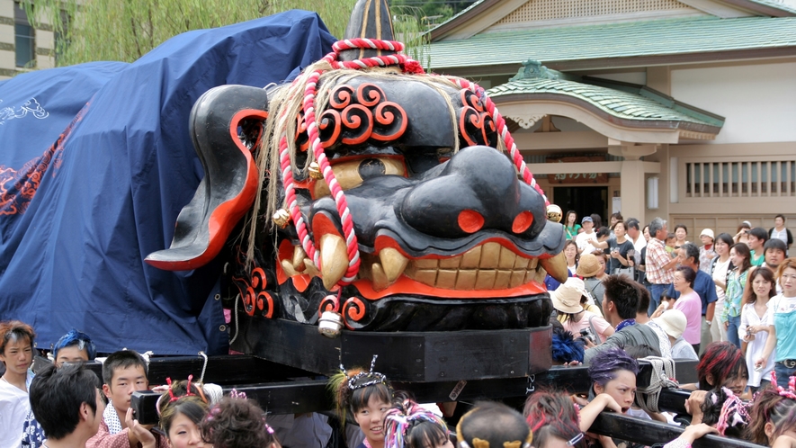 【こいこい祭り】秋のビッグイベント。威勢よく踊る大獅子は迫力満点！