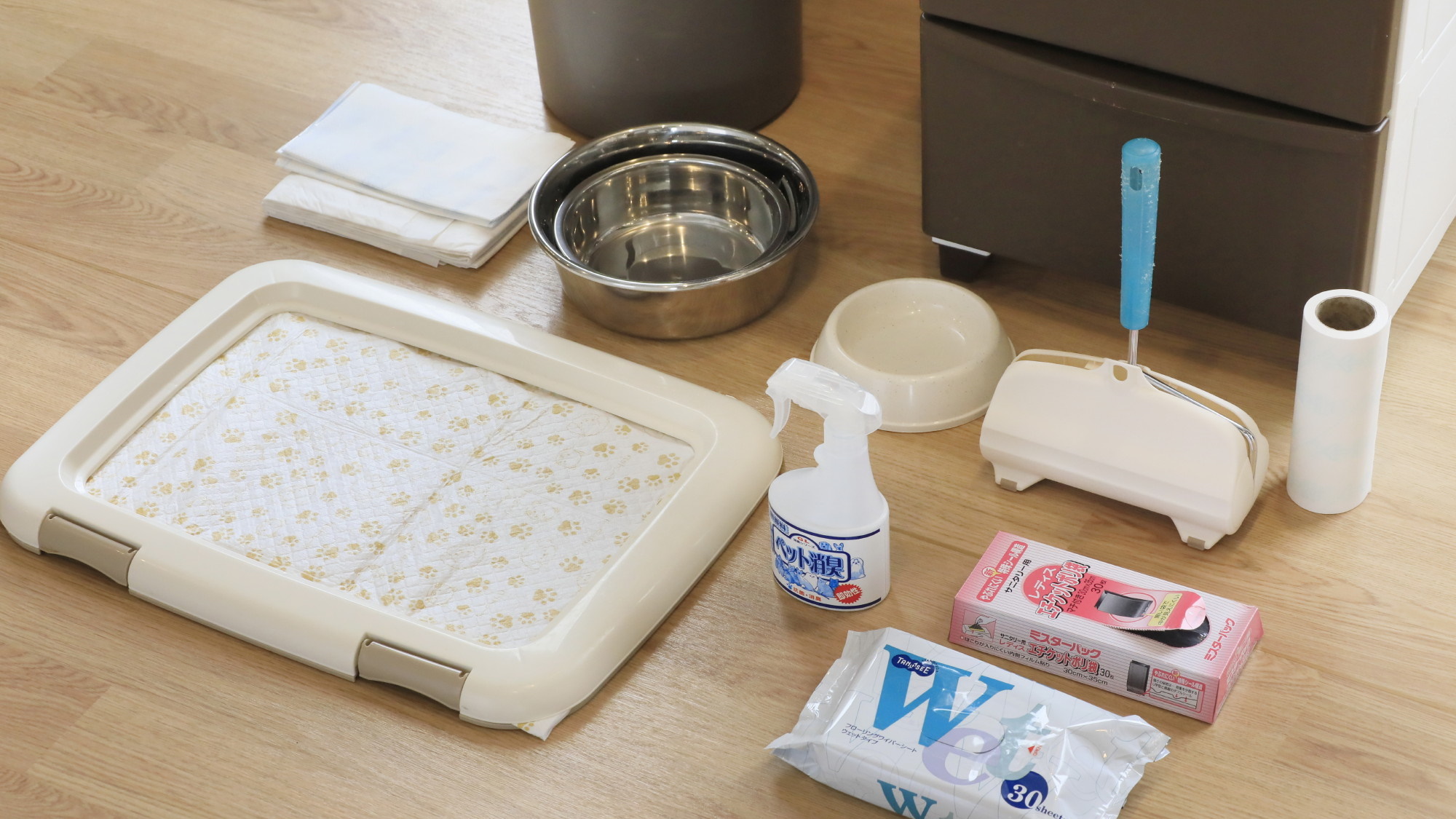 【客室備品】客室にワンちゃん・ネコちゃん用グッズを備え付けております。