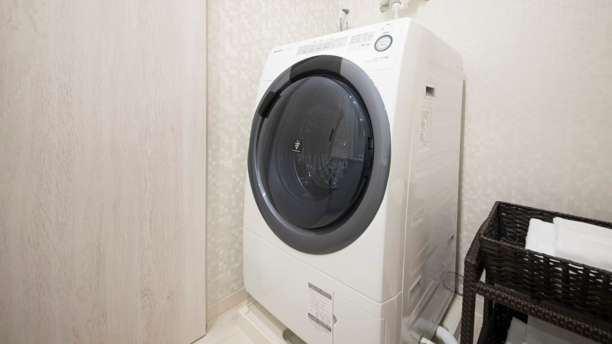 【客室設備一例】客室には洗濯機のご用意がございます。連泊時にも安心です!