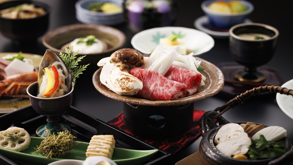 【錦秋の味覚】旬の味覚”松茸”と”信州和牛鍋”を盛り込んだ創作懐石を味わう。