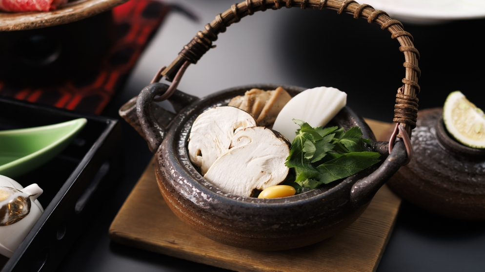 【錦秋の味覚】旬の味覚”松茸”と”信州和牛鍋”を盛り込んだ創作懐石を味わう。