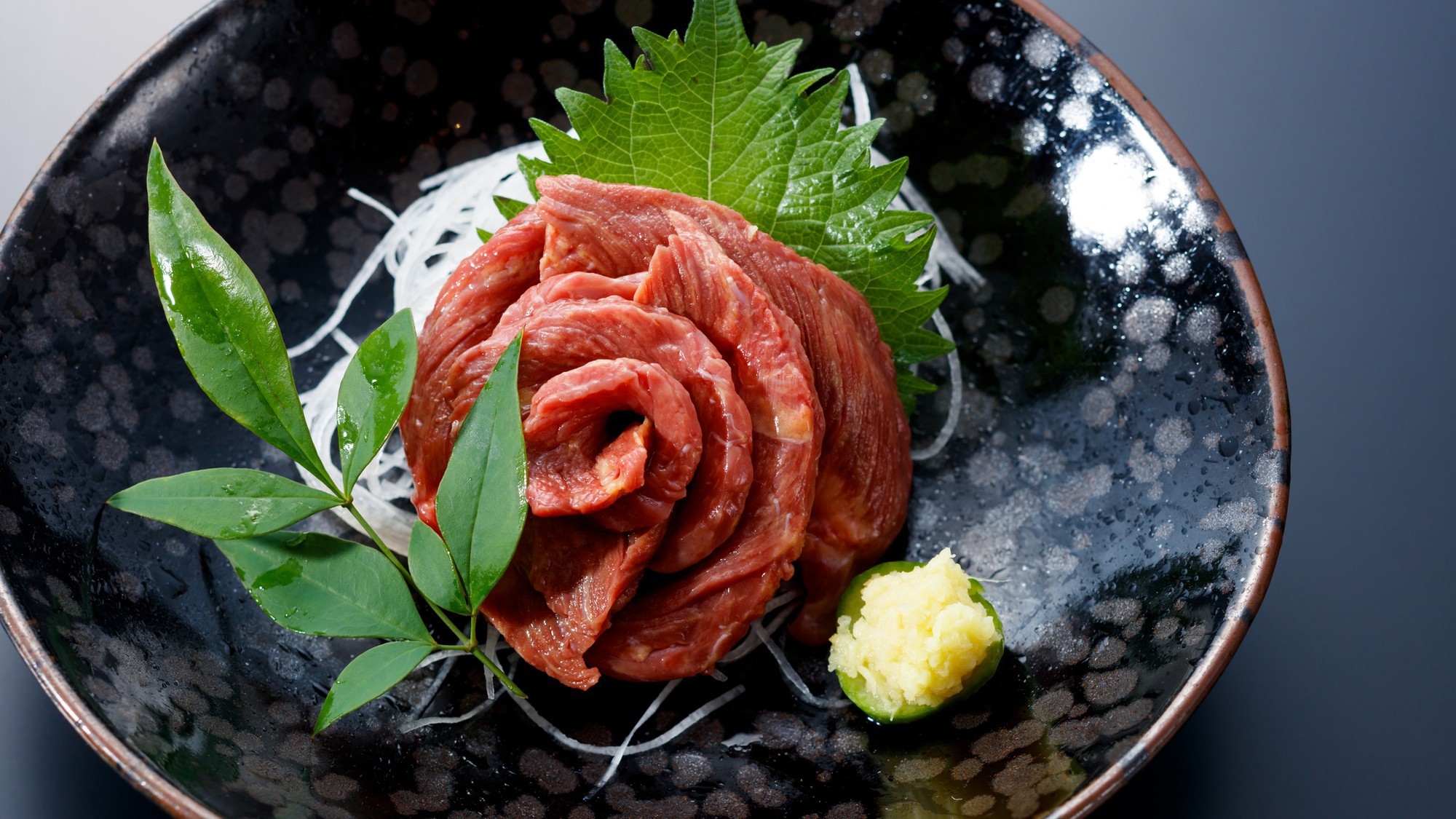 【春料理】信州の桜肉（馬刺し）と山菜天ぷら付きの創作懐石料理。
