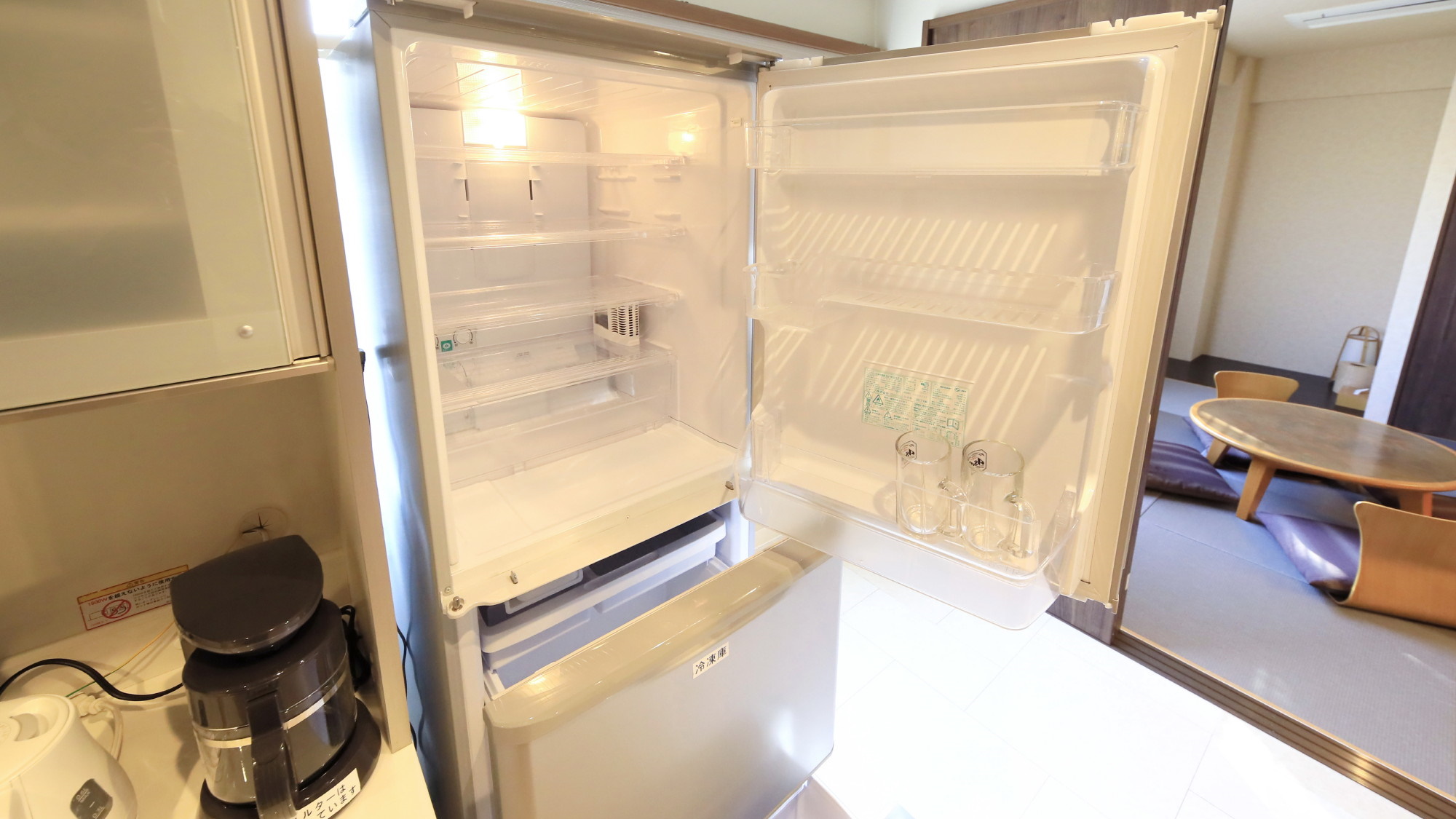 【客室設備一例】冷蔵庫には冷えたビールジョッキを備え付けております。ご自由にご利用ください。