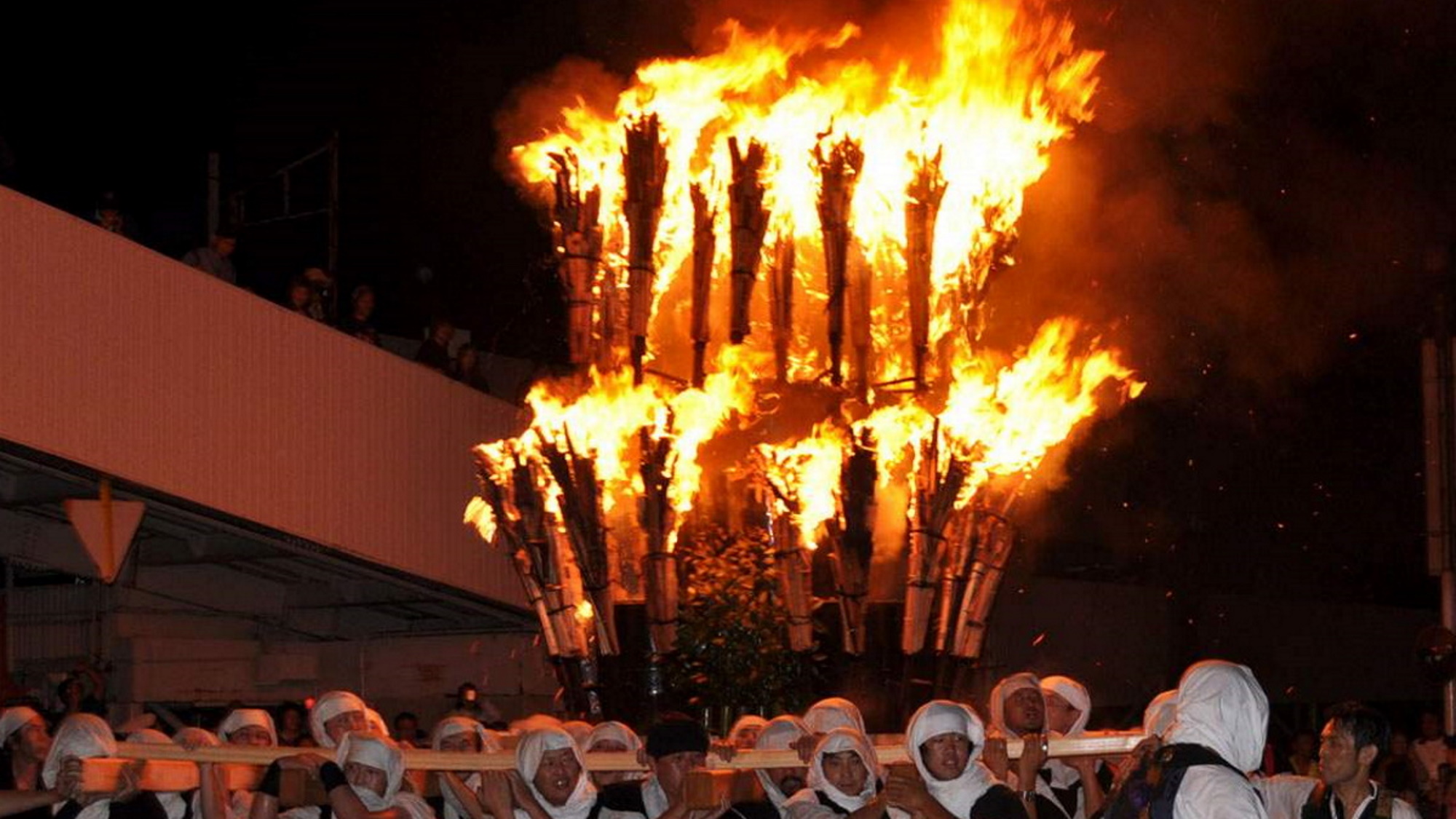 【僧兵まつり・火炎みこし】僧兵姿の人々によって運ばれる火炎みこしが温泉街を赤い灯りで照らします。