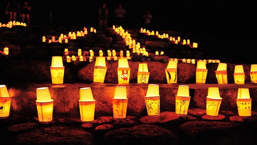 【燈火まつり】三滝川の河川敷にて、毎年8月に盆踊りとともに開催されます。