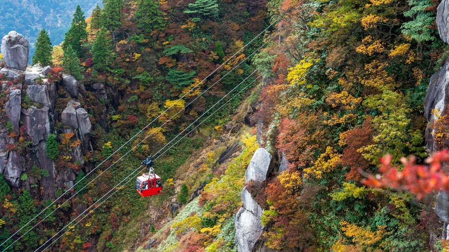 【御在所岳の紅葉】10月中旬から山頂～温泉街エリアへと約1ヶ月かけて紅葉の見頃を迎えます。