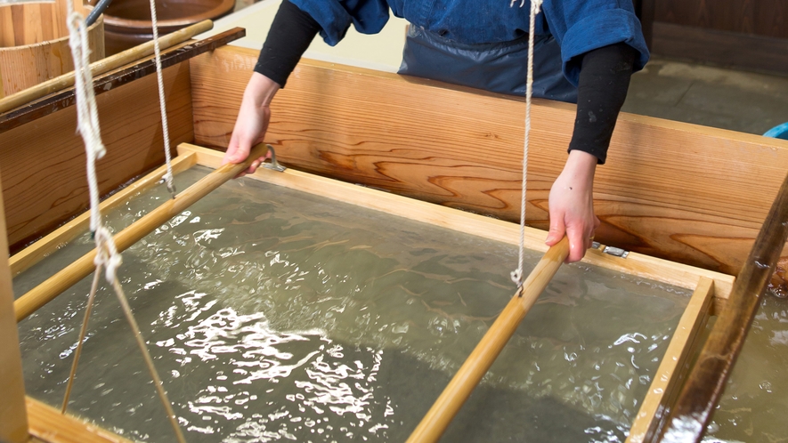 *【越前和紙の里 卯立の工芸館】昔ながらの道具を使った、本格的な紙漉きです。