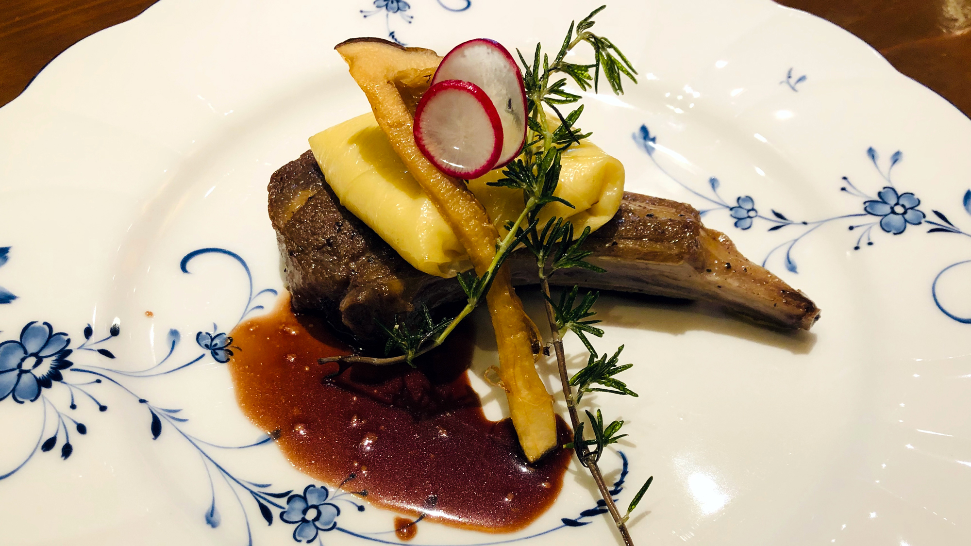 *【夕食一例／秋】子羊のラムチョップをゆばとチーズで包んだ「ラム肉のゆばチーズ包み」