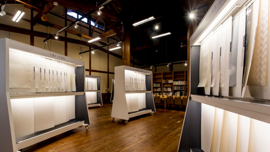*【越前和紙の里 紙の文化博物館】産地を代表する様々な技法・模様の和紙約120枚が展示されています。