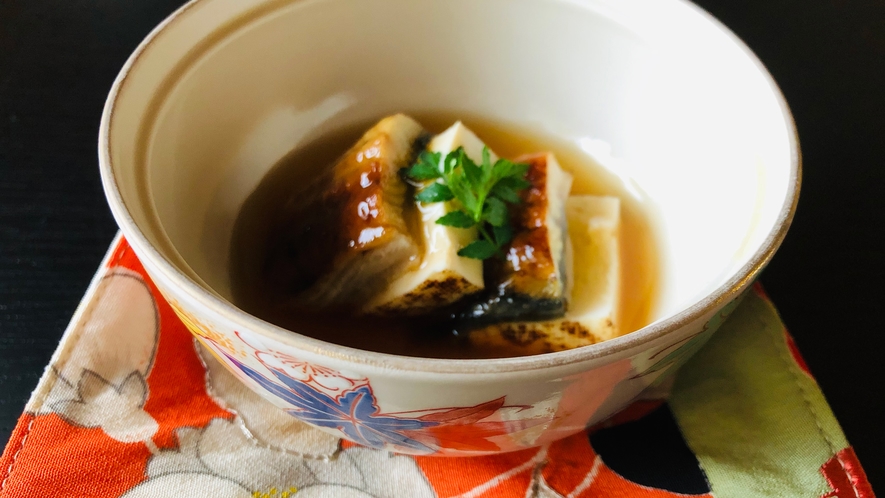 *【夕食一例／夏】ウナギと豆腐のあんかけ。ふっくら焼き上げたうなぎをお豆腐と共にお召し上がりください