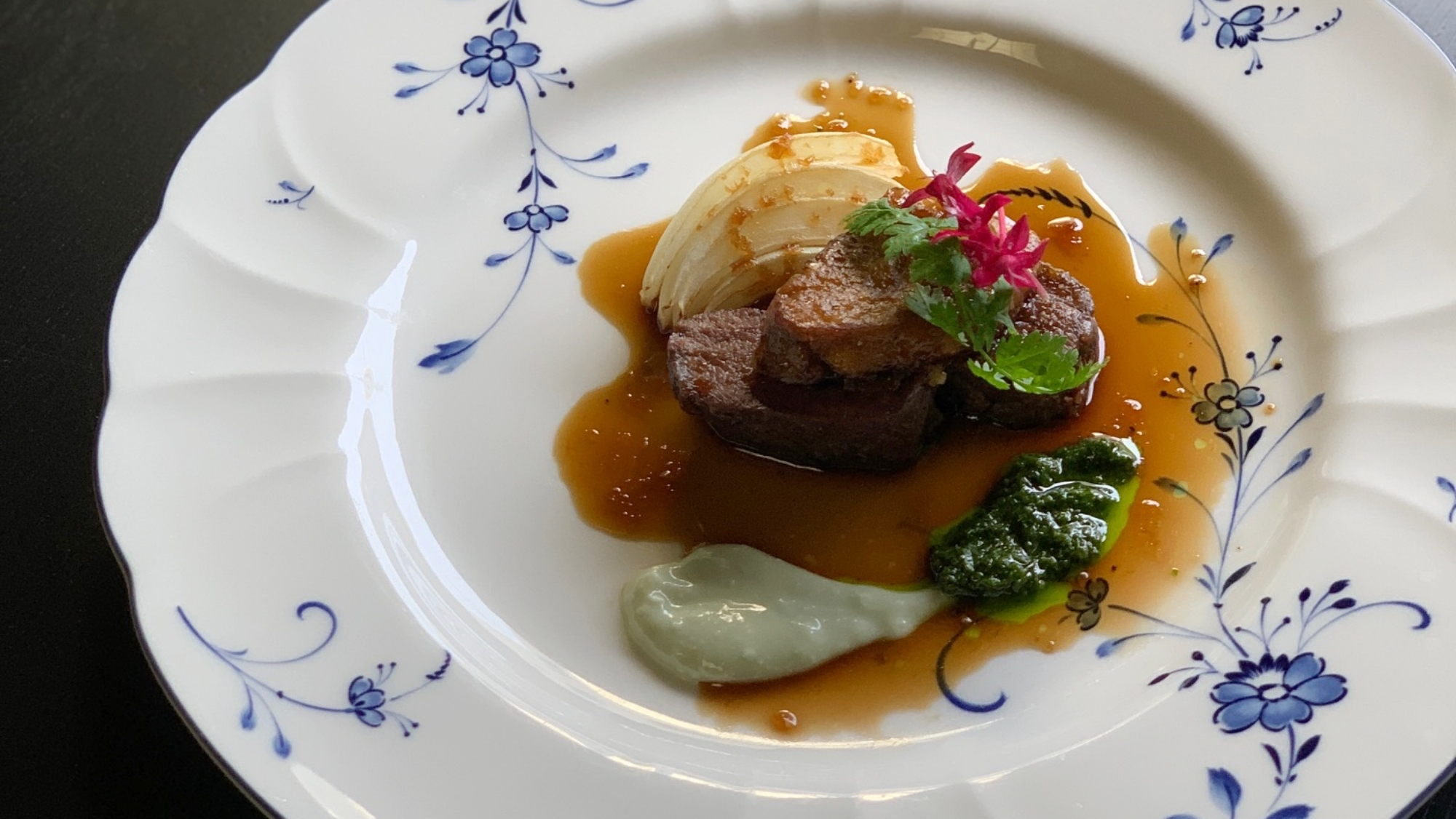 *【夕食一例】濃厚なソースが肉の旨味を引き立てる絶品料理。