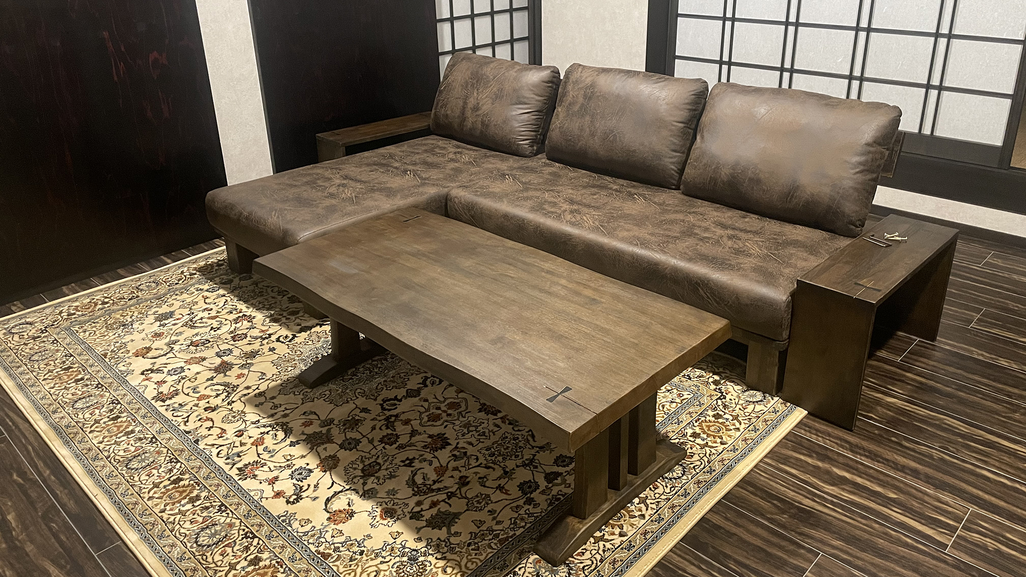 *【Koshi（1F）お部屋一例】ゆったりとしたソファーで思い思いの時間をお過ごしください。