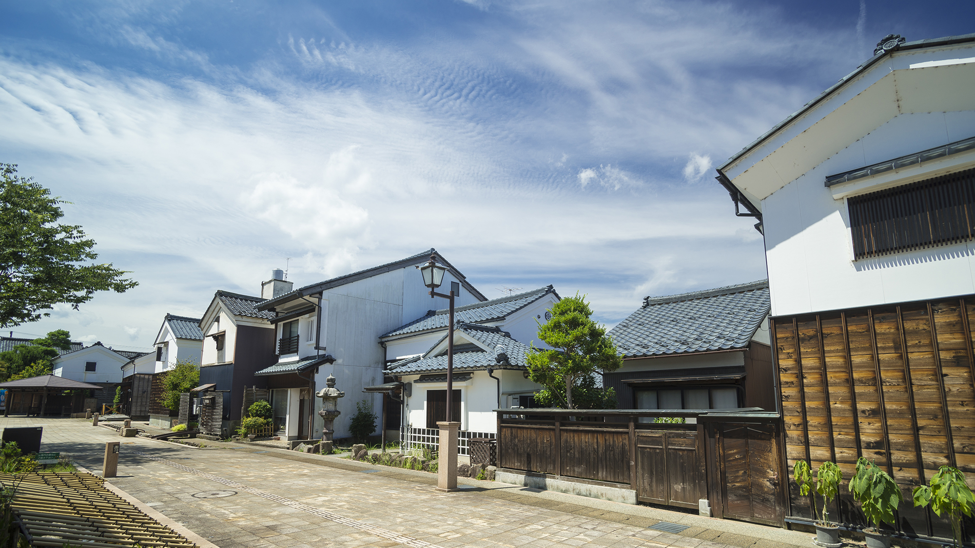 *【蔵の辻】社大神宮斜め向かいに白壁の蔵が建ち並ぶ通称「蔵の辻（くらのつじ）」