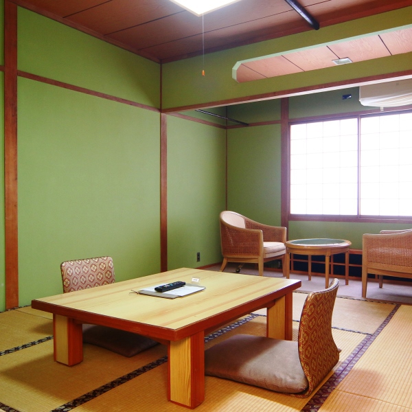 □客室◆和室8畳＋広縁。ソファーでゆったりと窓からの景色をお楽しみください(600×600） 