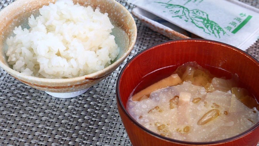 ★食事◆朝食一例。新潟県産コシヒカリと具だくさん味噌