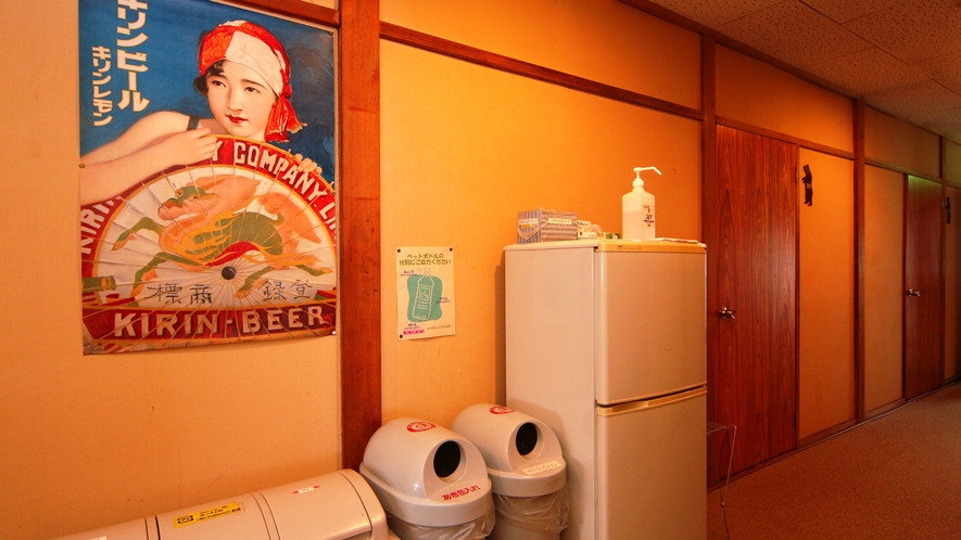 館内◆2階に共有冷蔵庫をご用意しております。消毒液も完備。