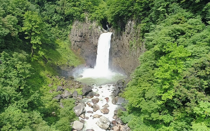 【苗名滝】日本の滝百選に数えられる名瀑。当館から徒歩1時間程度のトレッキングもオススメ♪