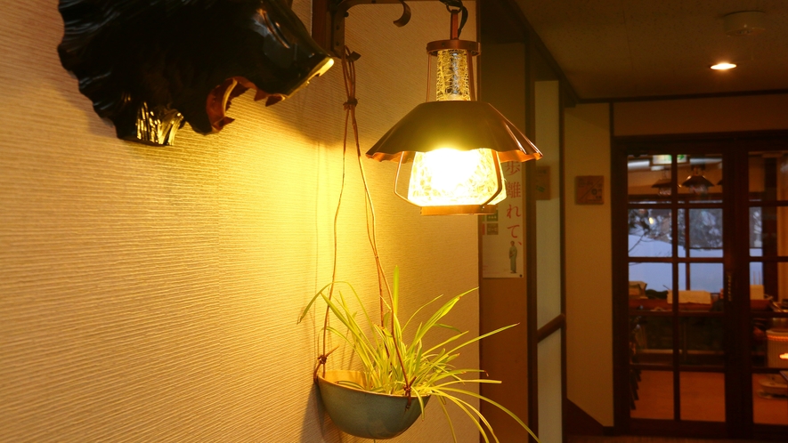 館内◆ランプの灯りが温かく照らす、落ち着いた館内。