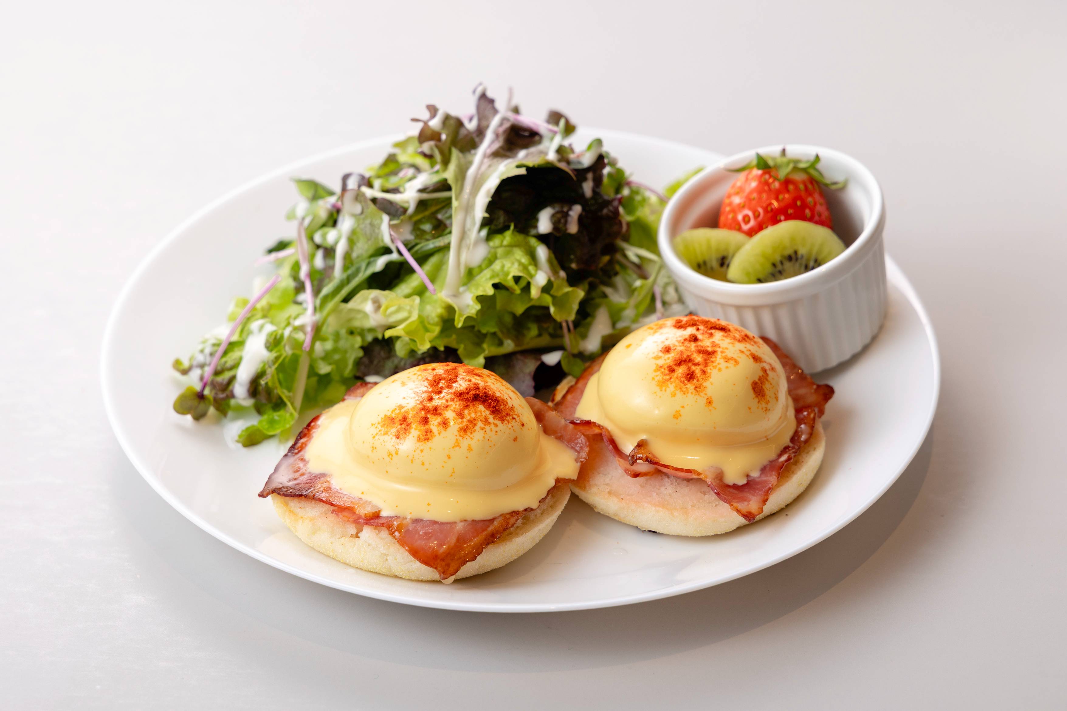 エロイーズカフェ ベーコンエッグベネディクト