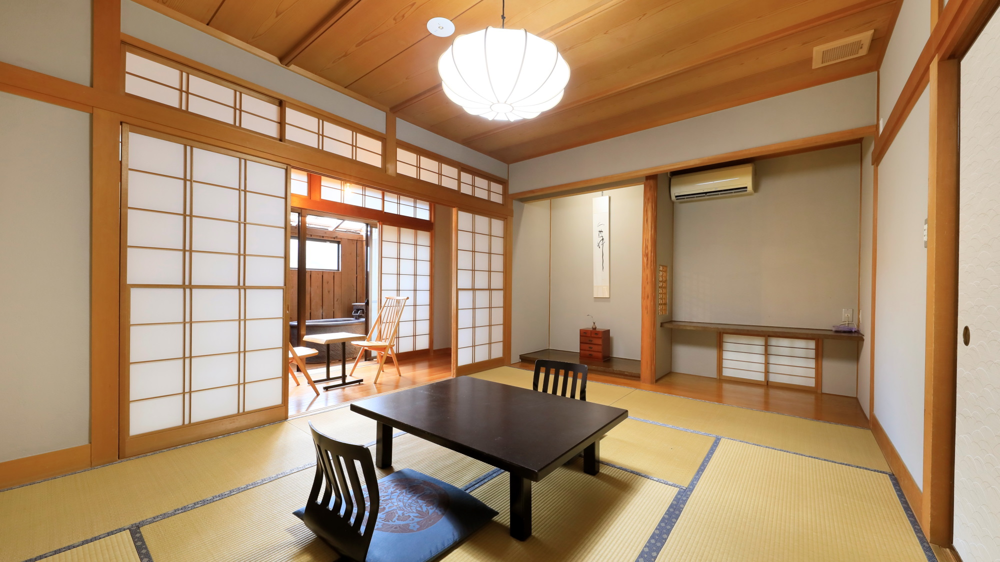 温泉半露天風呂付き和室10畳◆広々とした和室でお寛ぎいただけます