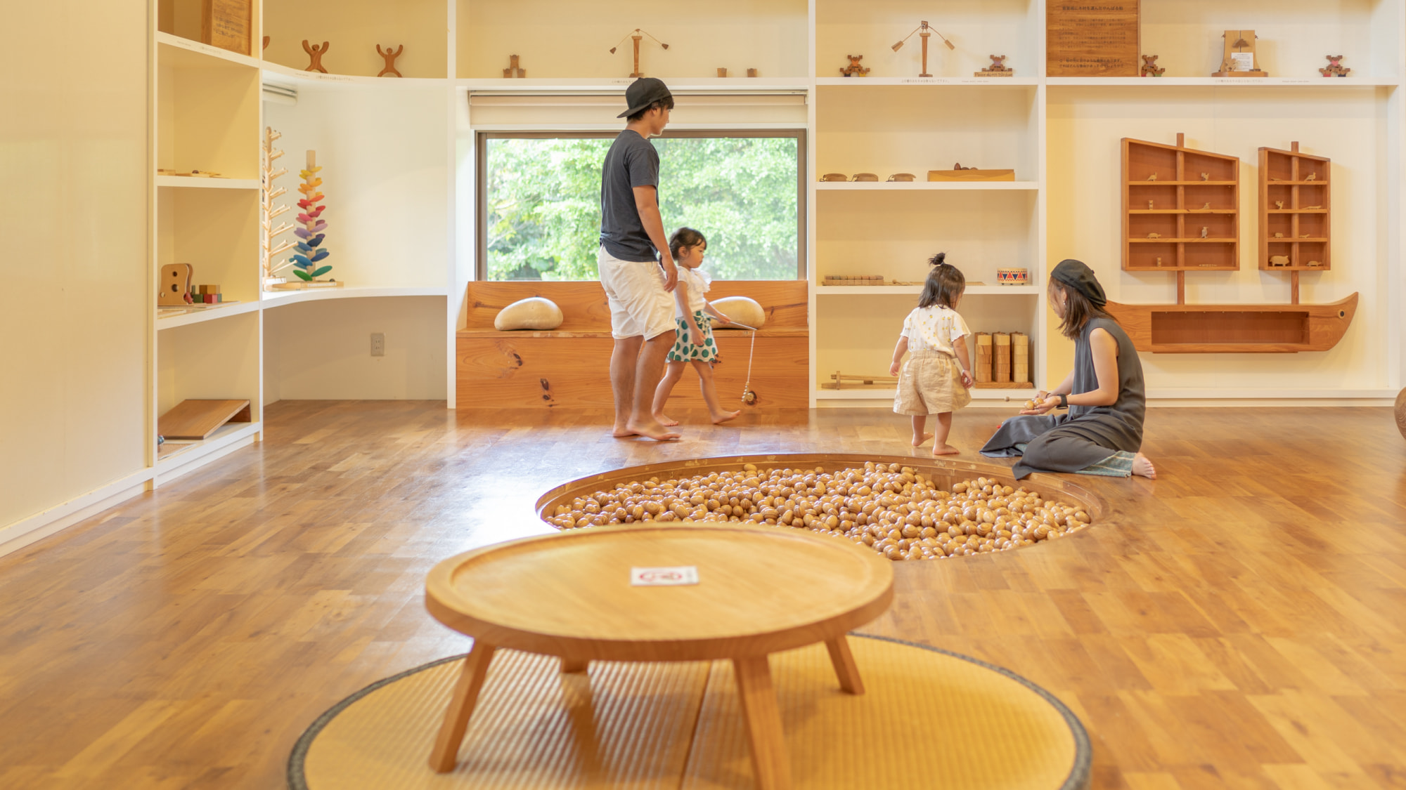 ◆おもちゃ美術館（館内）沖縄の木材を使用し制作。木の温もりを体感してください。